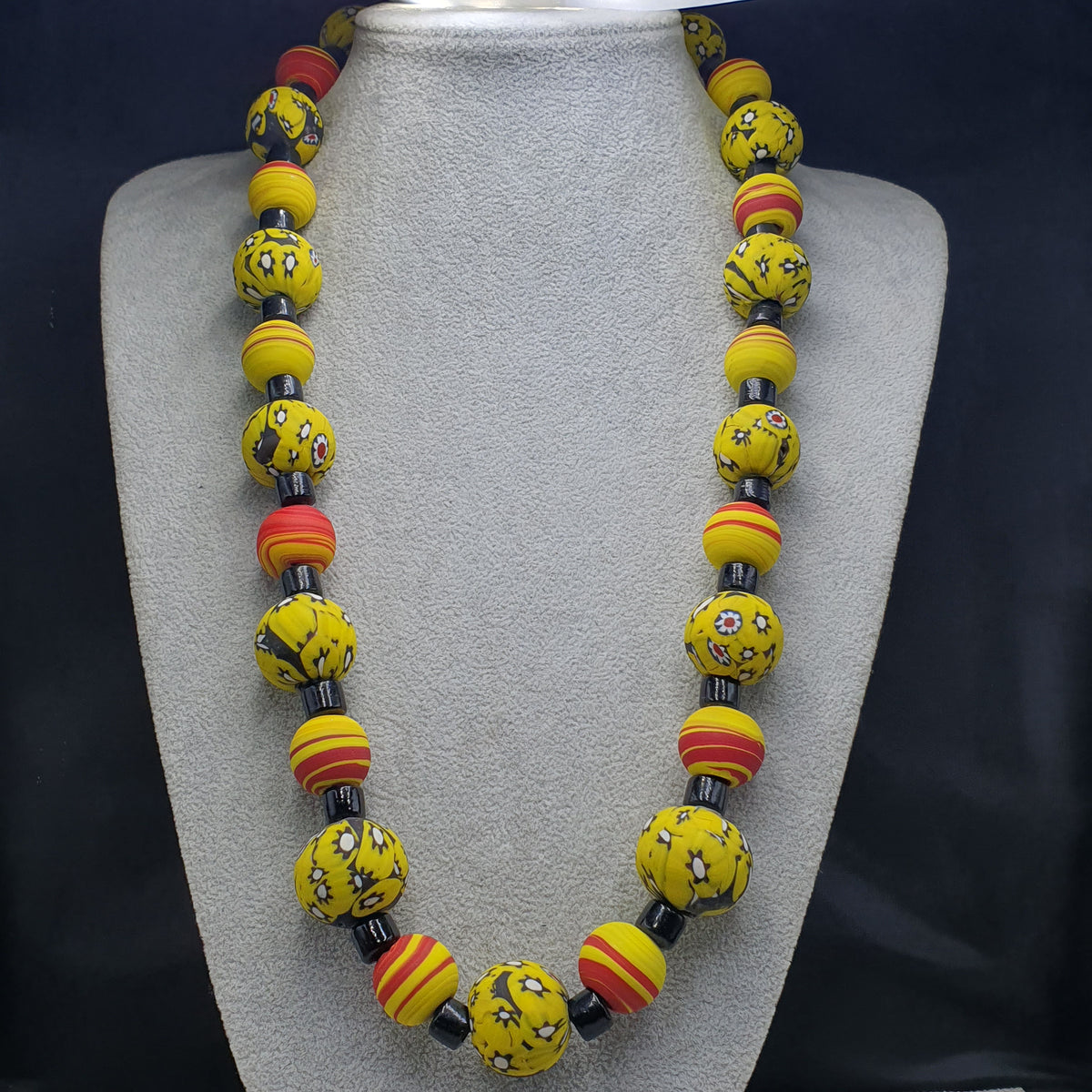 Collier en perles de verre jaunes vénitiennes millefiori de style vintage et perles de verre noir