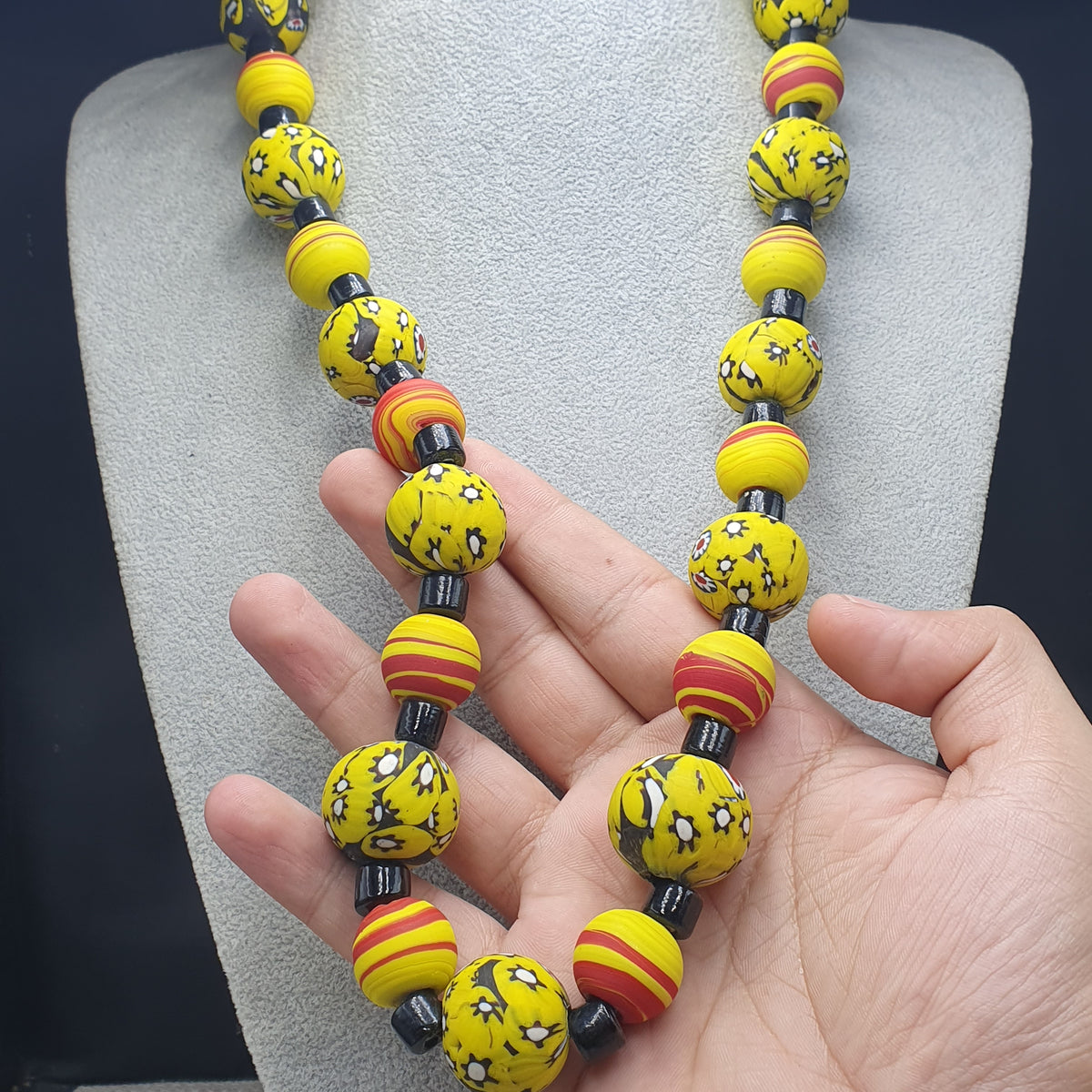Collier en perles de verre jaunes vénitiennes millefiori de style vintage et perles de verre noir