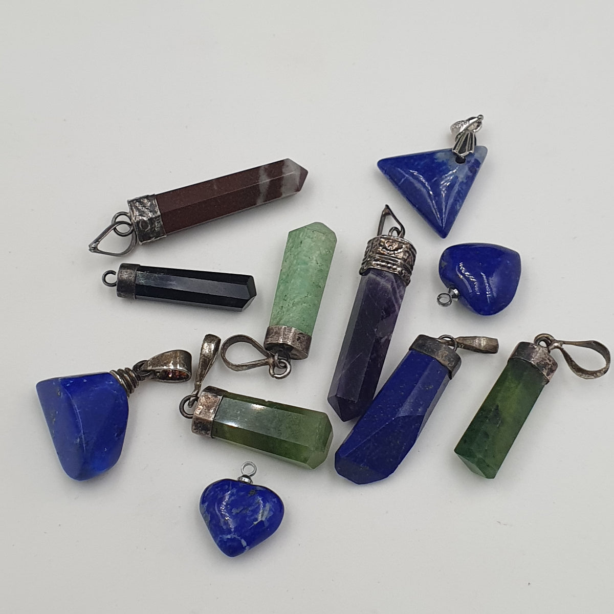 Lot de 11 pendentifs vintage en laiton et argent sertis de pierres mixtes