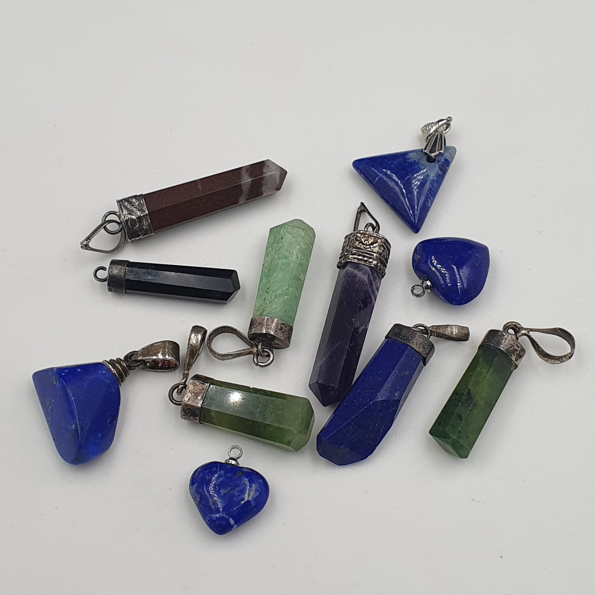 Lot de 11 pendentifs vintage en laiton et argent sertis de pierres mixtes