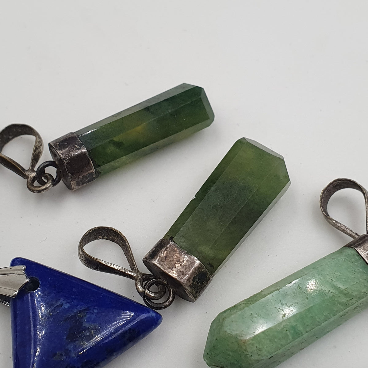 Lot de 11 pendentifs vintage en laiton et argent sertis de pierres mixtes