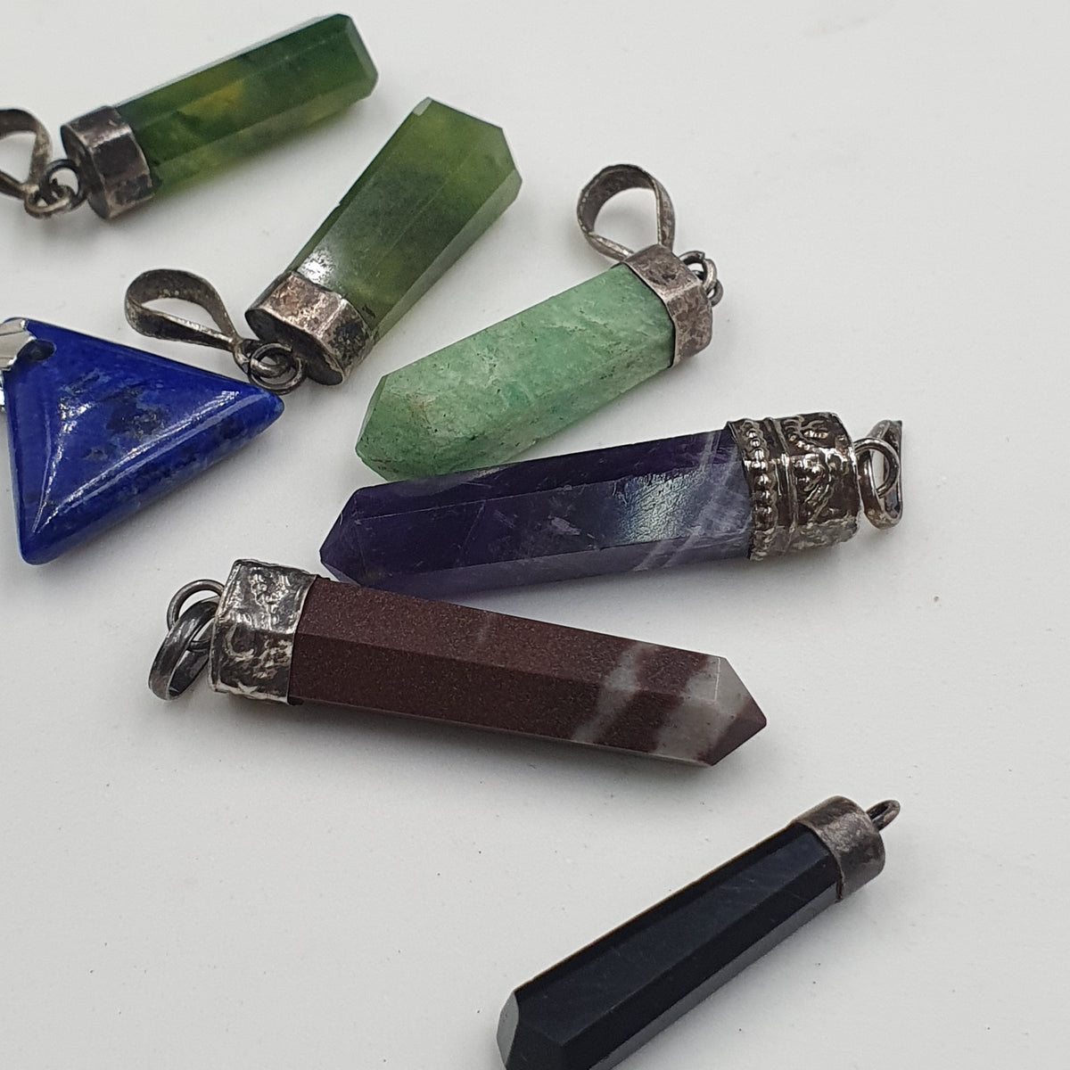 Lot de 11 pendentifs vintage en laiton et argent sertis de pierres mixtes