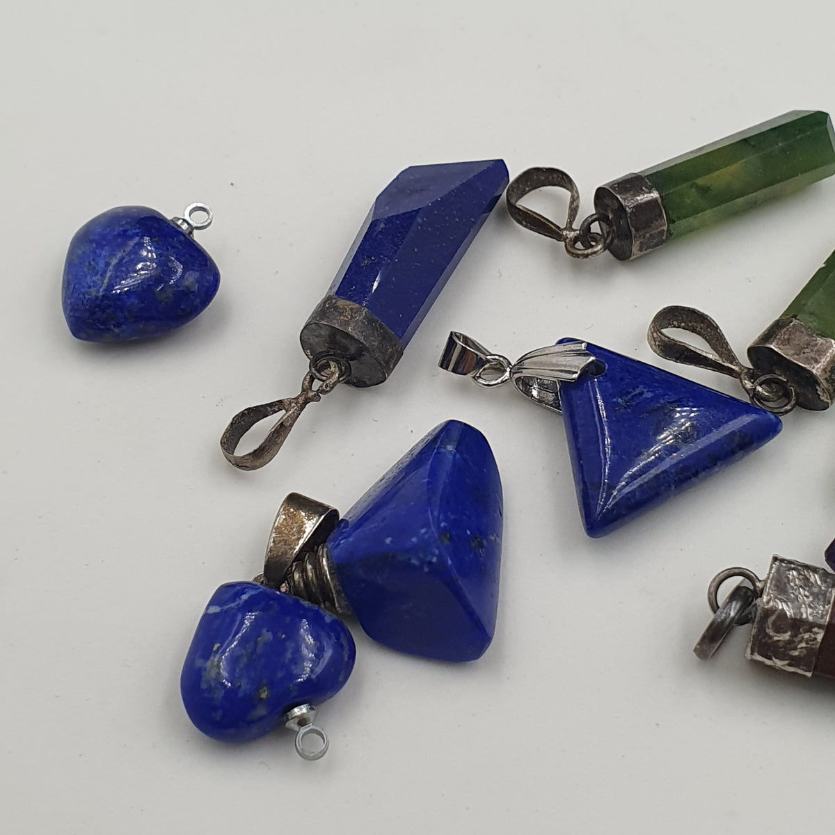 Lot de 11 pendentifs vintage en laiton et argent sertis de pierres mixtes
