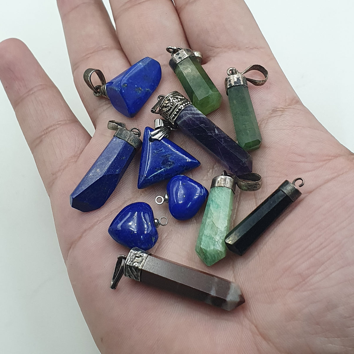 Lot de 11 pendentifs vintage en laiton et argent sertis de pierres mixtes