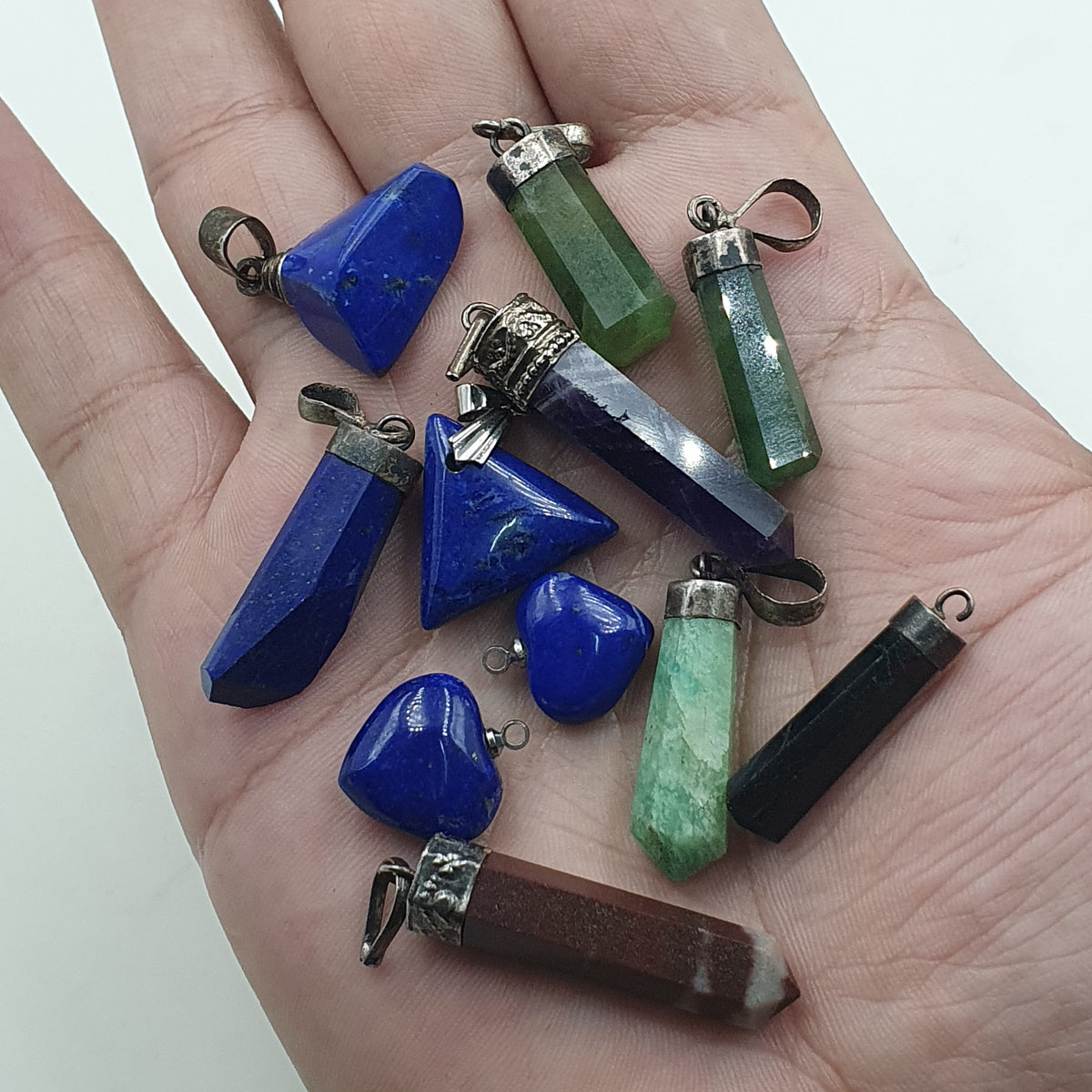Lot de 11 pendentifs vintage en laiton et argent sertis de pierres mixtes