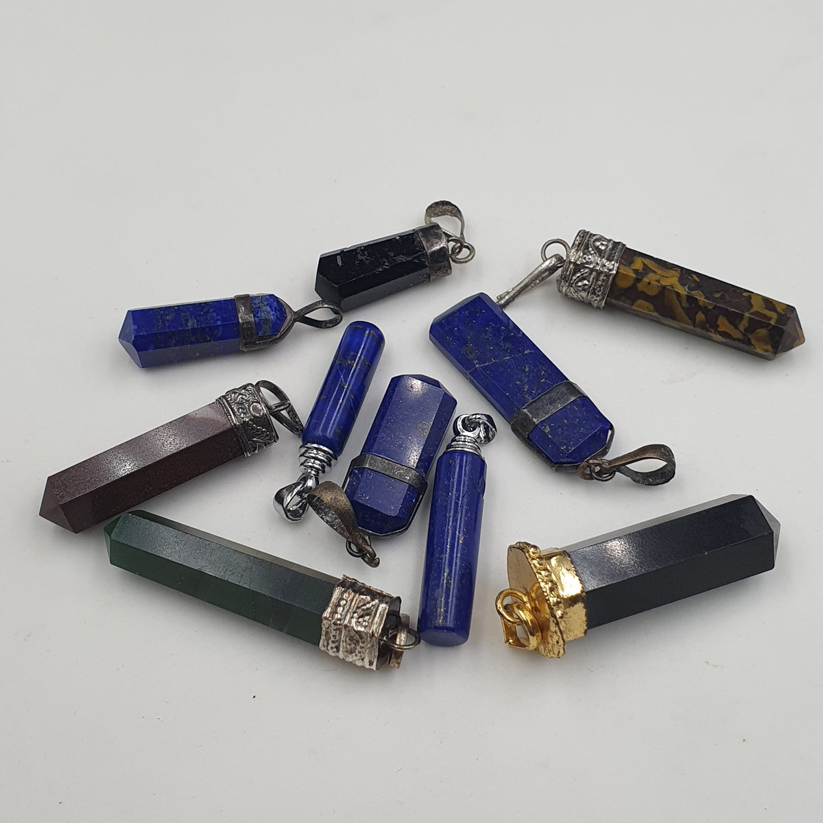 Vintage-Mix-Stein-Messing- & Silberanhänger – 10 Stück-Set