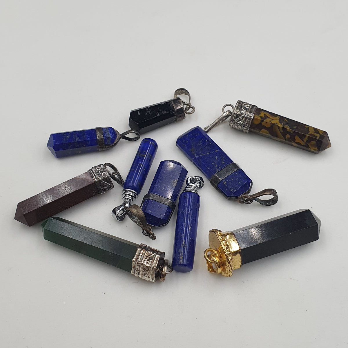 Vintage-Mix-Stein-Messing- & Silberanhänger – 10 Stück-Set