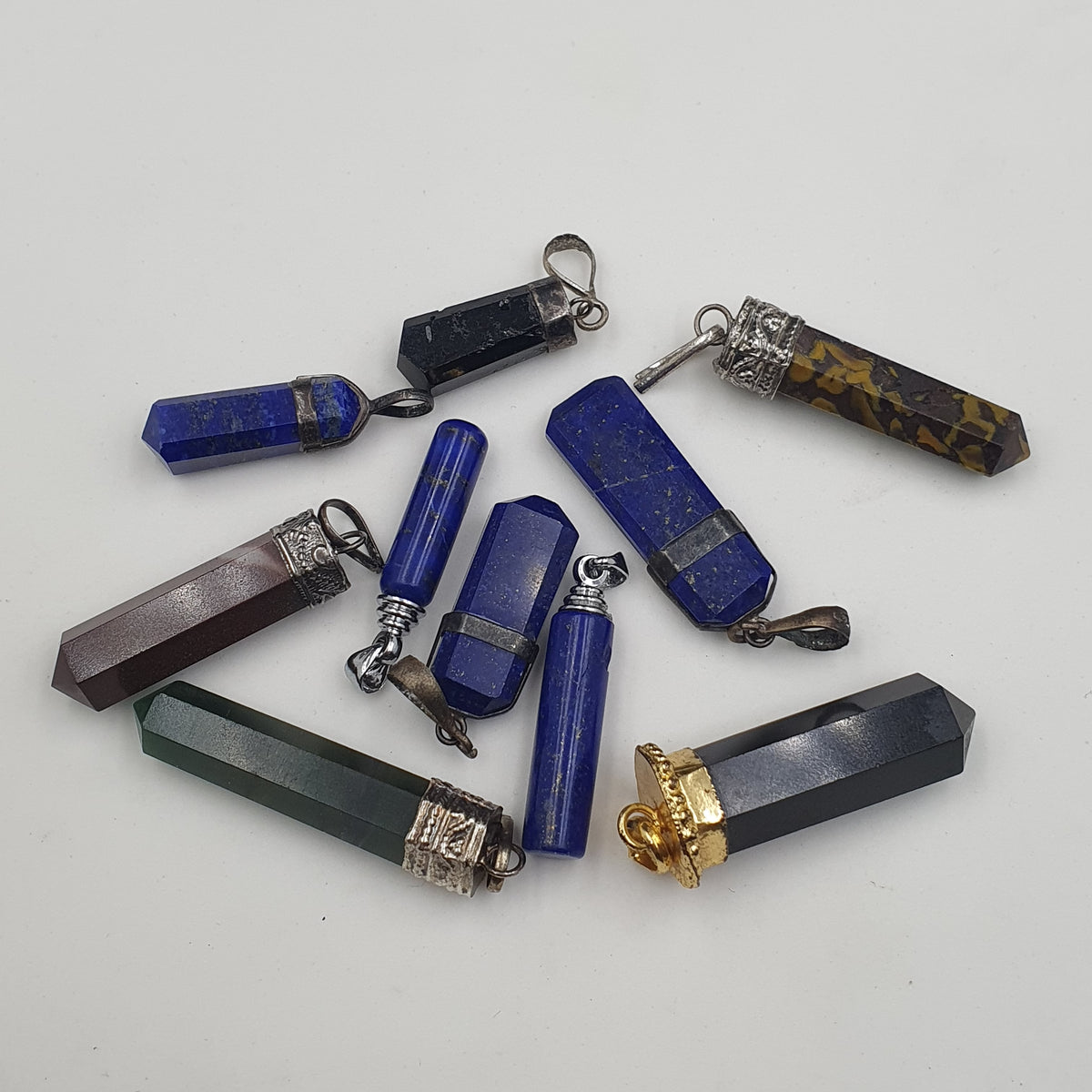 Vintage-Mix-Stein-Messing- & Silberanhänger – 10 Stück-Set