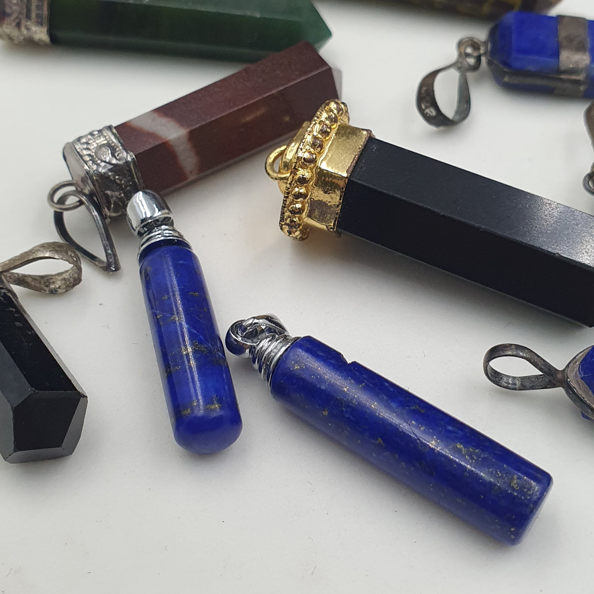 Vintage-Mix-Stein-Messing- & Silberanhänger – 10 Stück-Set