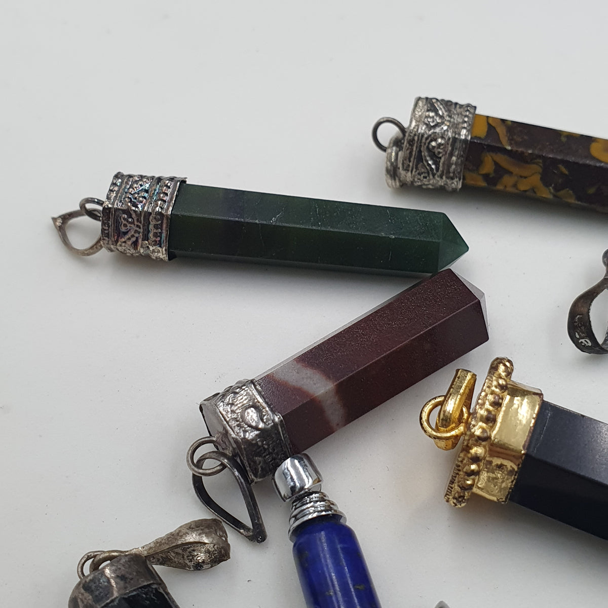 Vintage-Mix-Stein-Messing- & Silberanhänger – 10 Stück-Set