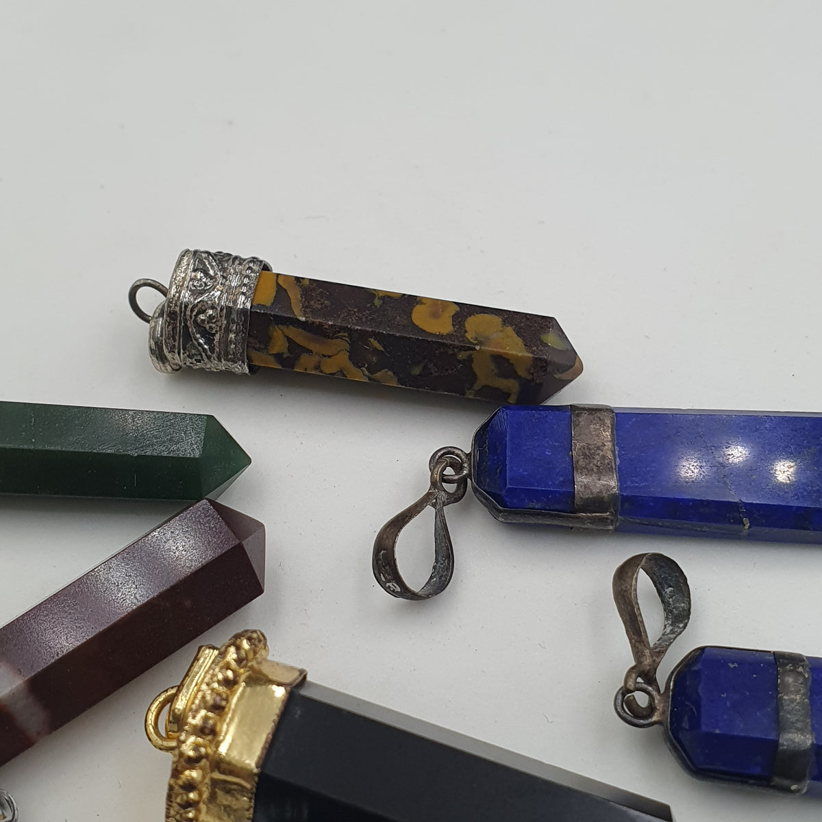 Vintage-Mix-Stein-Messing- & Silberanhänger – 10 Stück-Set