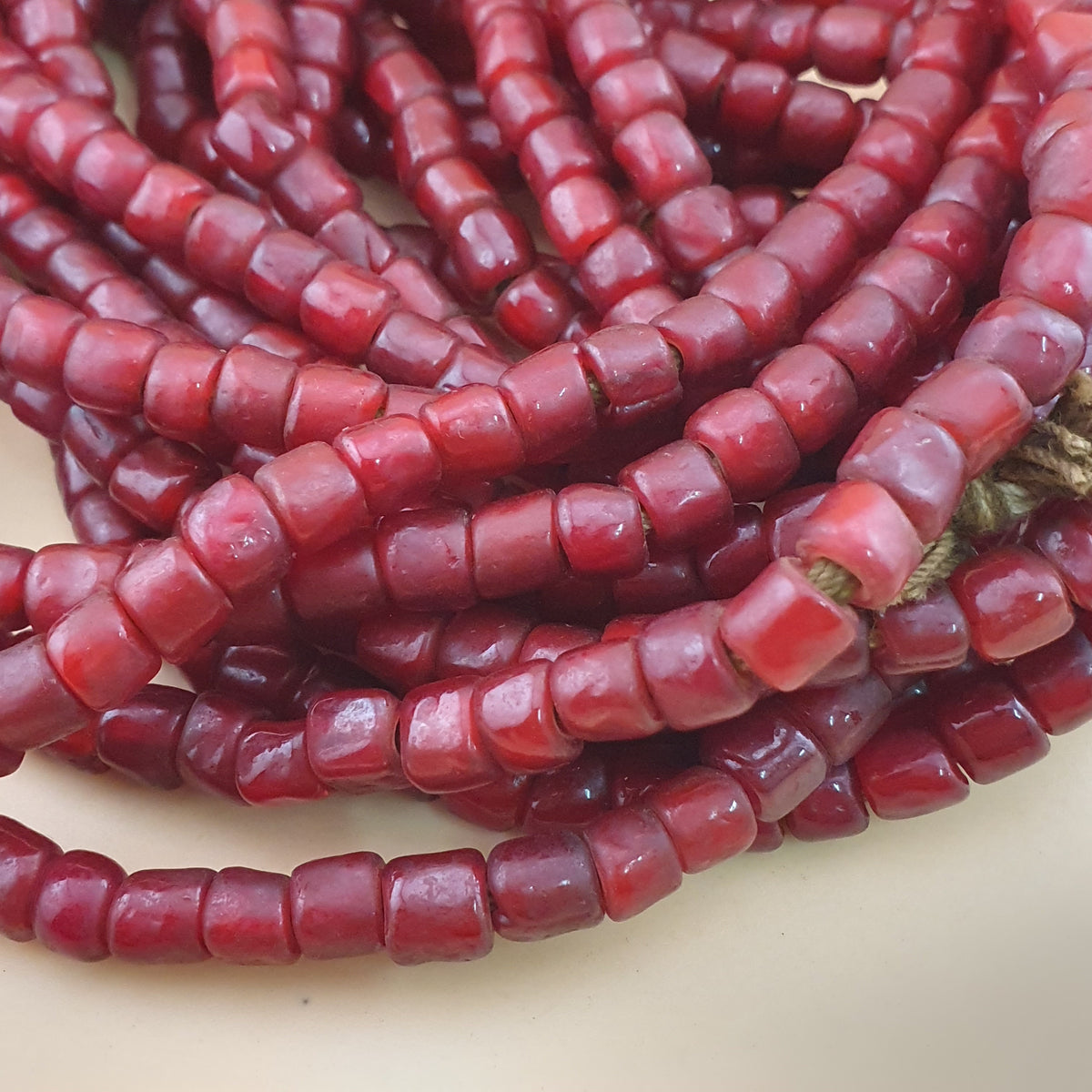 Perles vénitiennes anciennes rouge canneberge cœur blanc enfilées 24 pouces 7mm