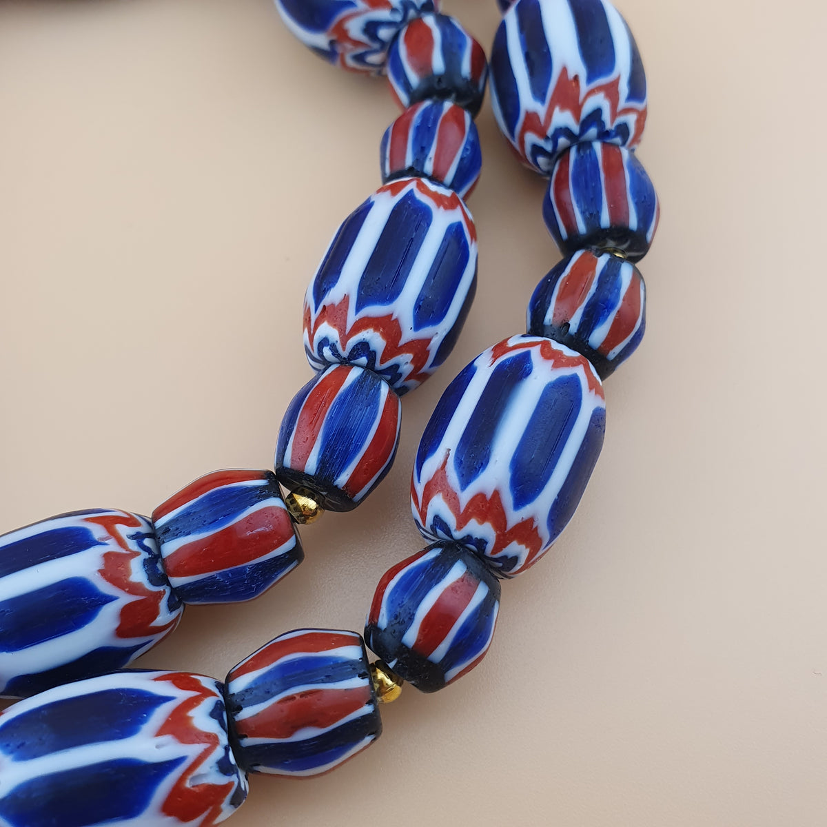 Collier de perles de verre vénitiennes vintage style chevrons 22 pouces