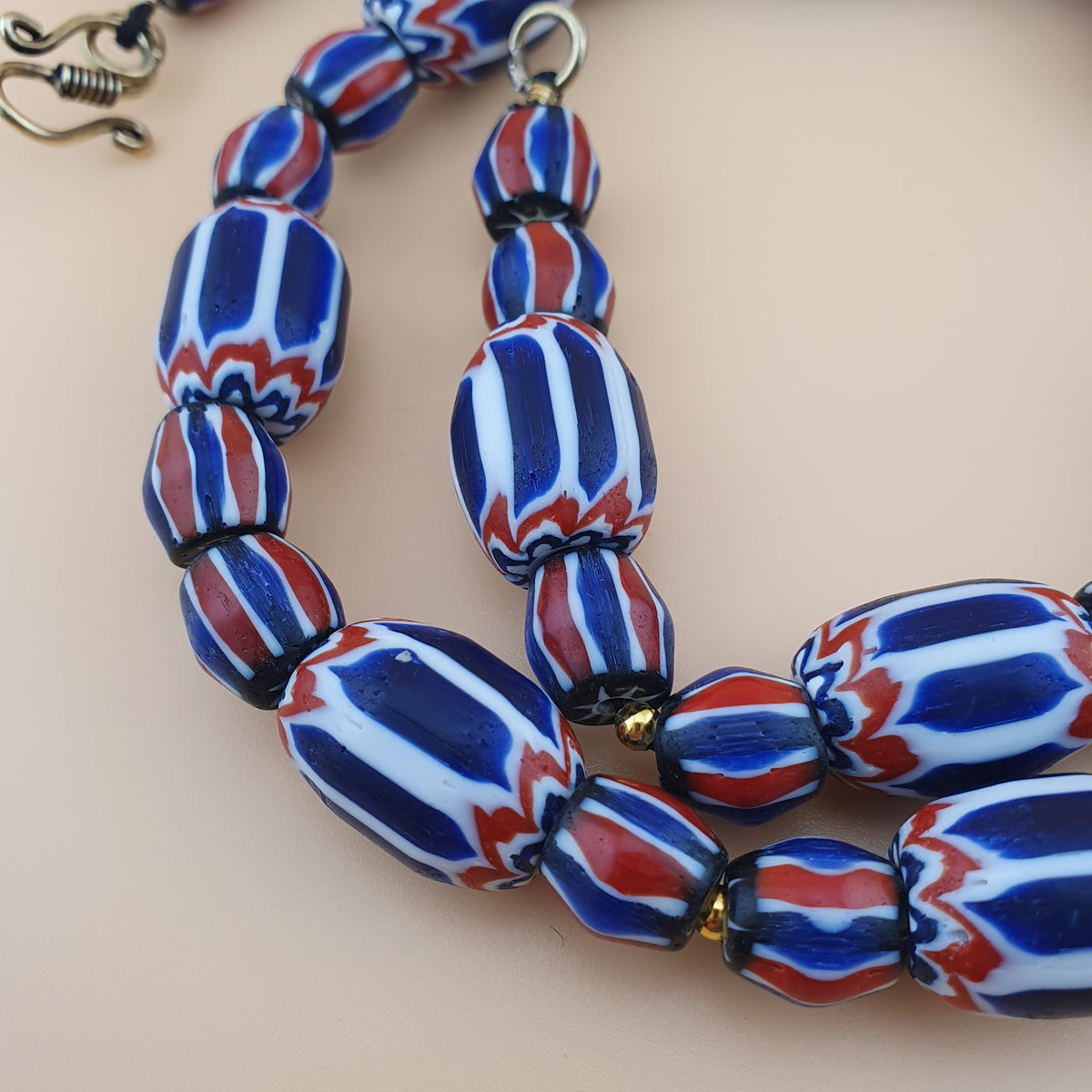 Collier de perles de verre vénitiennes vintage style chevrons 22 pouces