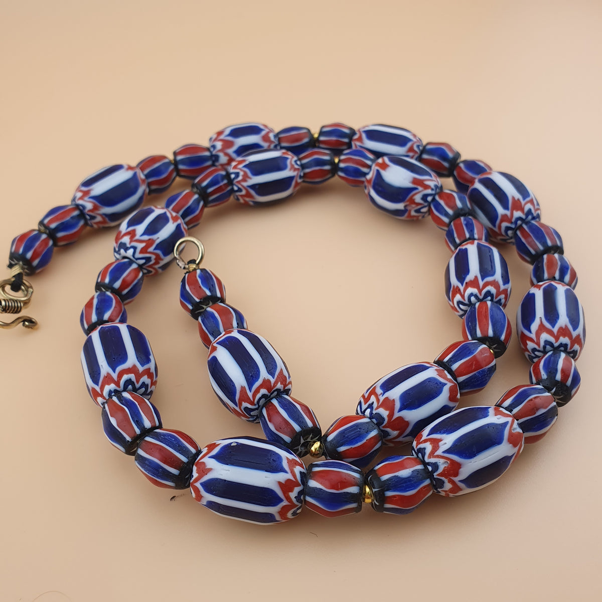 Collier de perles de verre vénitiennes vintage style chevrons 22 pouces