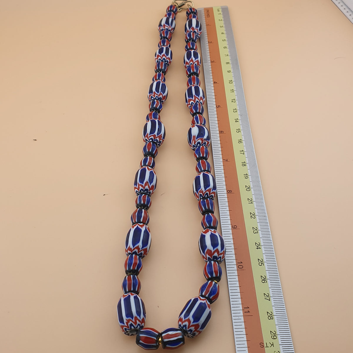 Collier de perles de verre vénitiennes vintage style chevrons 22 pouces