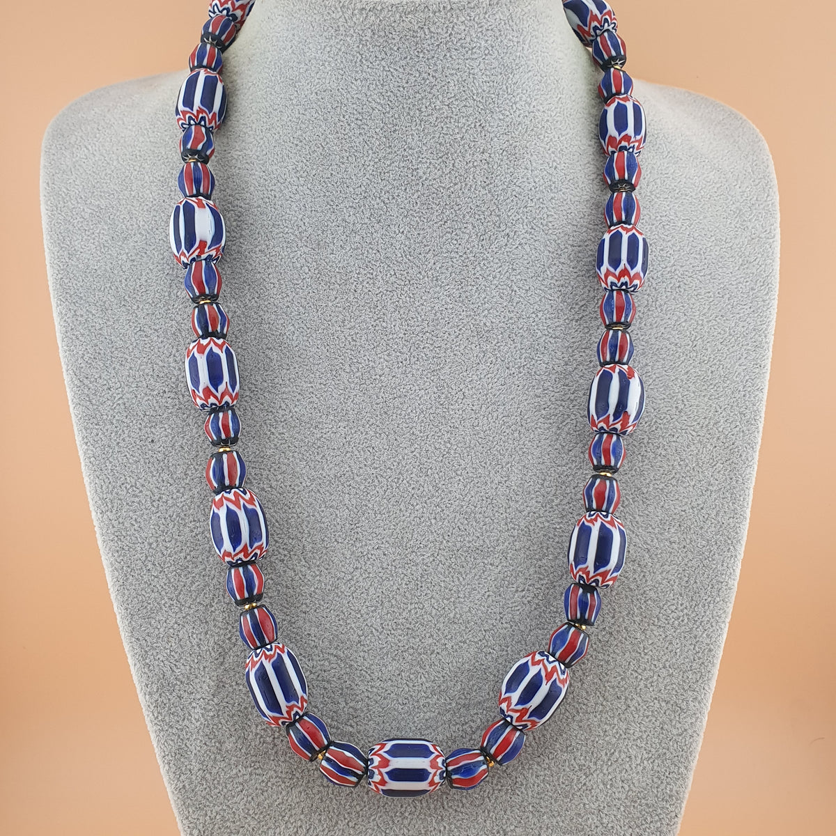 Collier de perles de verre vénitiennes vintage style chevrons 22 pouces