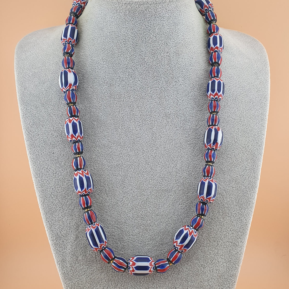 Collier de perles de verre vénitiennes vintage style chevrons 22 pouces