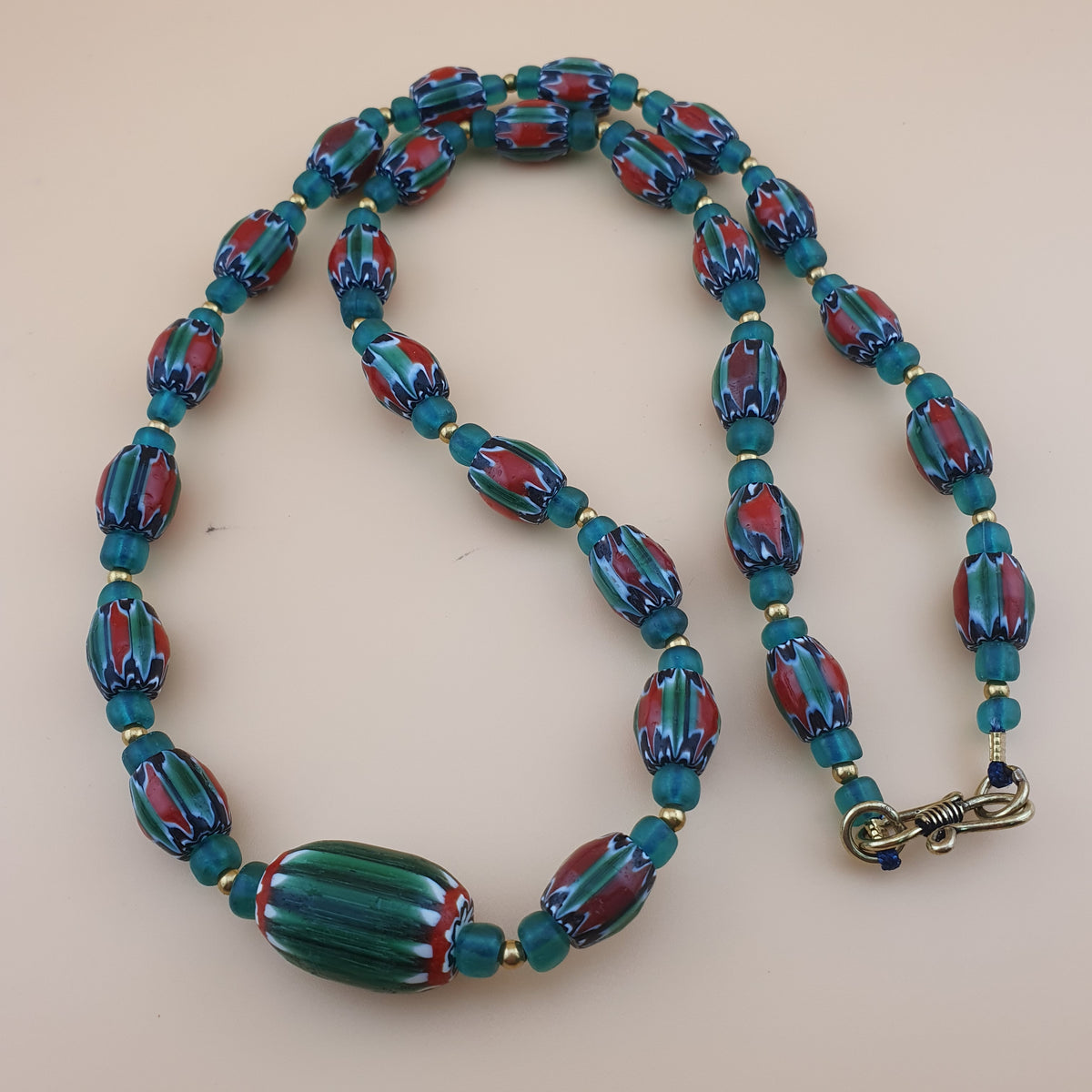 Collier en perles de verre Chevron style vénitien vintage, 24 pouces de long