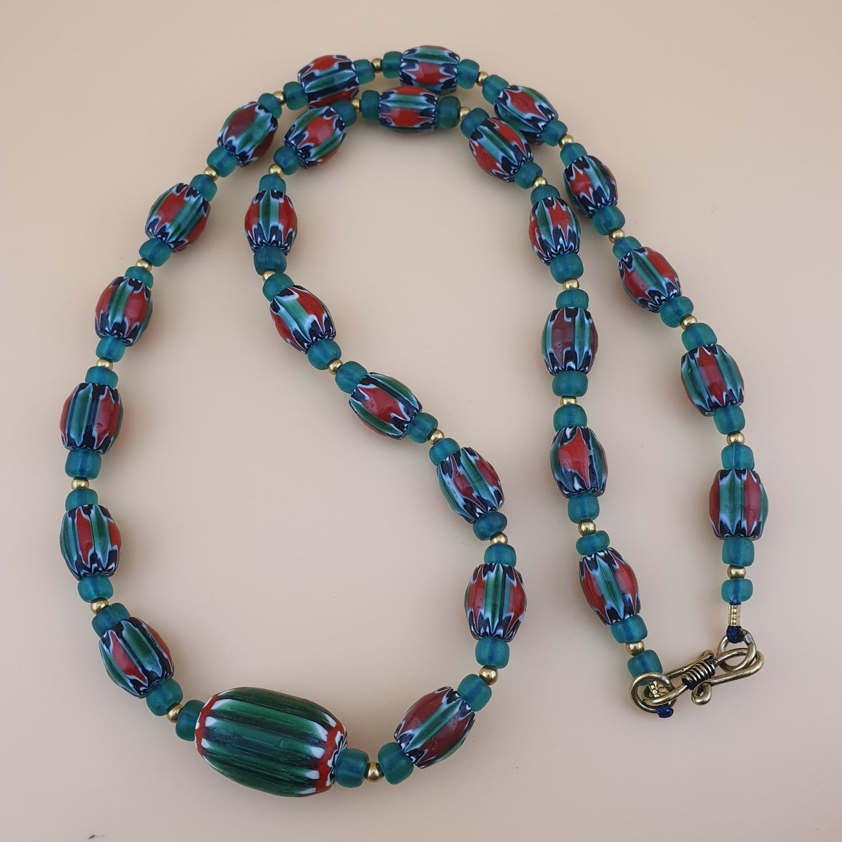 Collier en perles de verre Chevron style vénitien vintage, 24 pouces de long