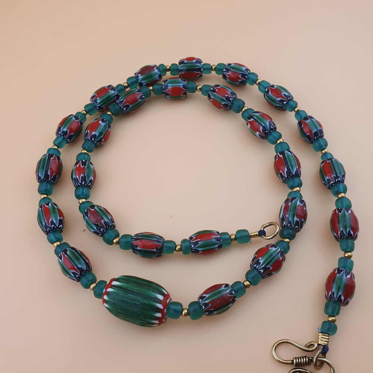 Collier en perles de verre Chevron style vénitien vintage, 24 pouces de long