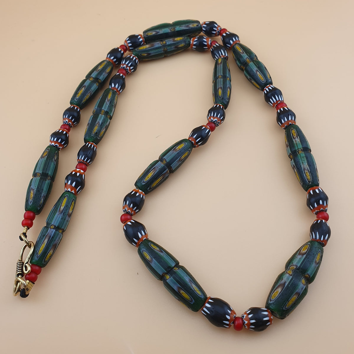 Collier de perles de verre Gabri Eyes et de perles de verre chevron style vénitien vintage de 61 cm