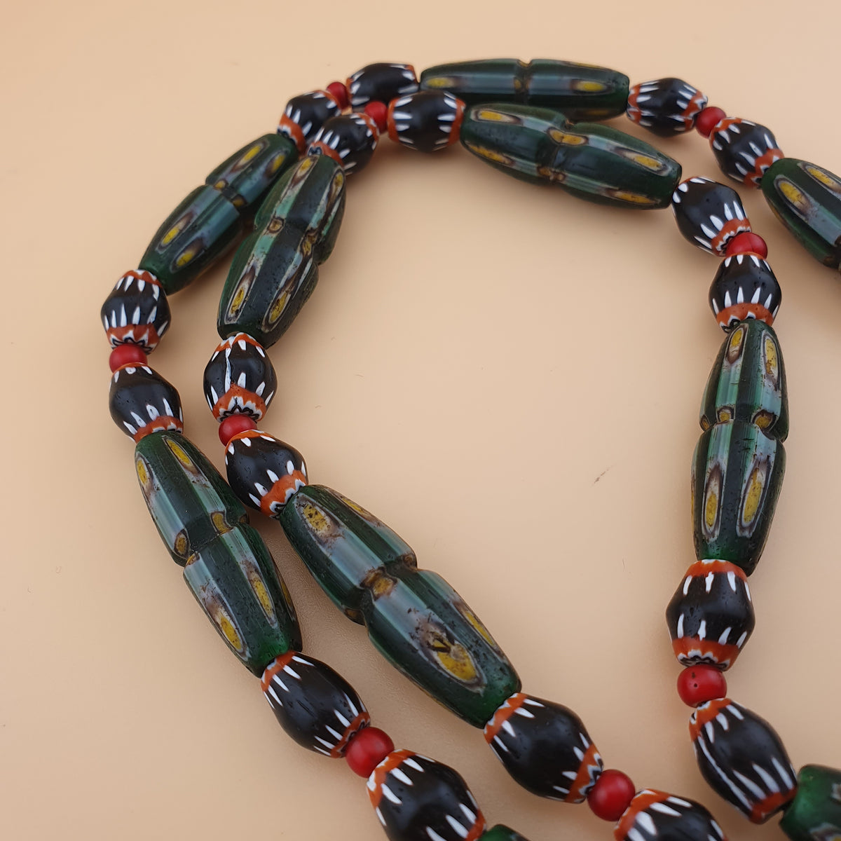 Collier de perles de verre Gabri Eyes et de perles de verre chevron style vénitien vintage de 61 cm