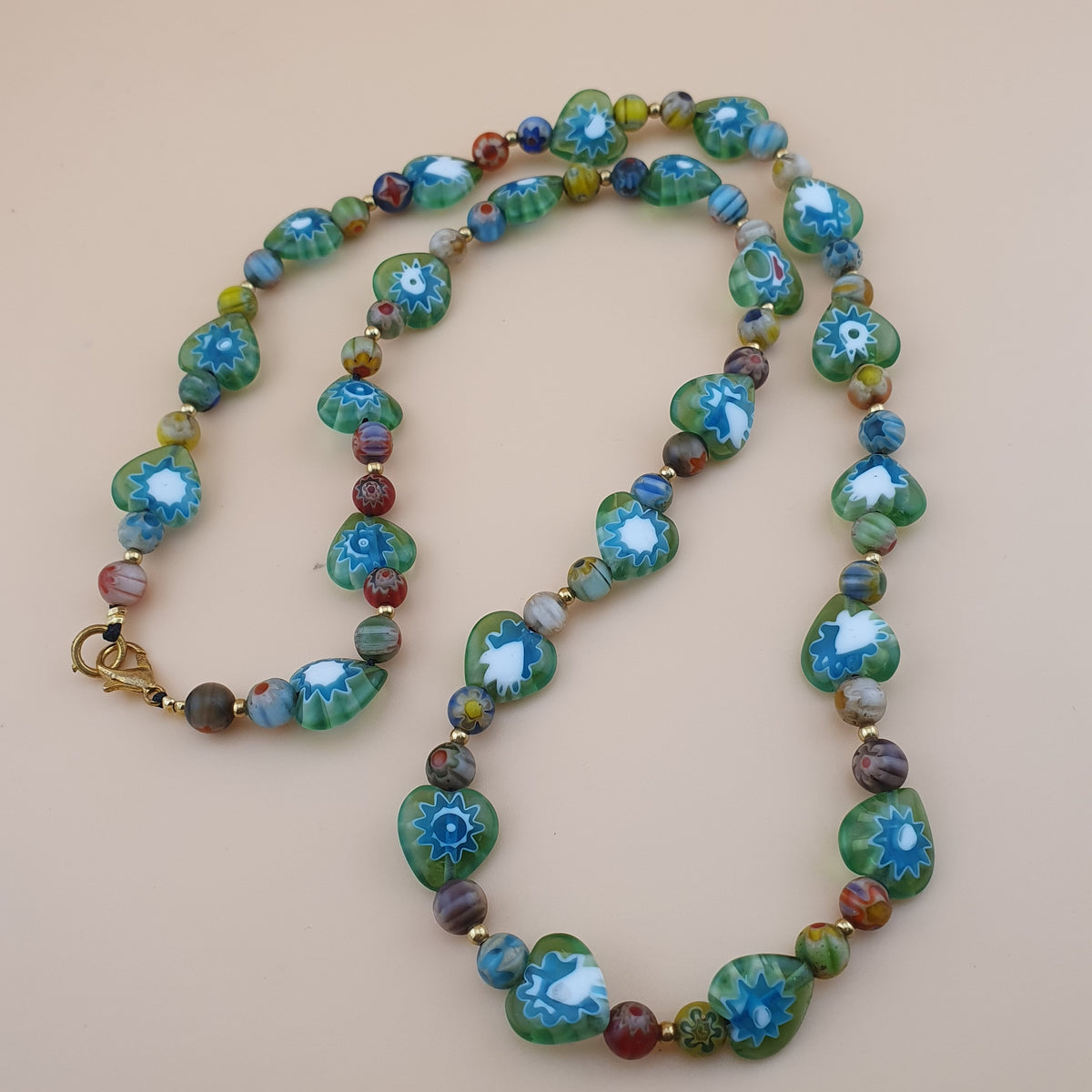 Collier vintage de perles de verre minuscules à motifs floraux vénitiens de 56 cm