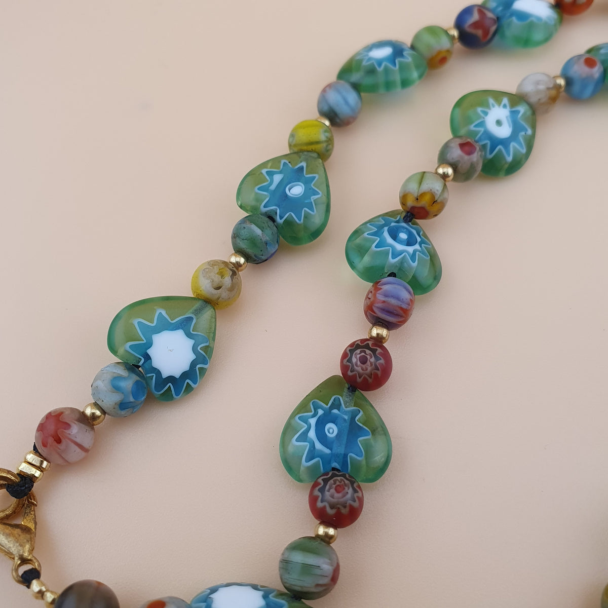 Collier vintage de perles de verre minuscules à motifs floraux vénitiens de 56 cm