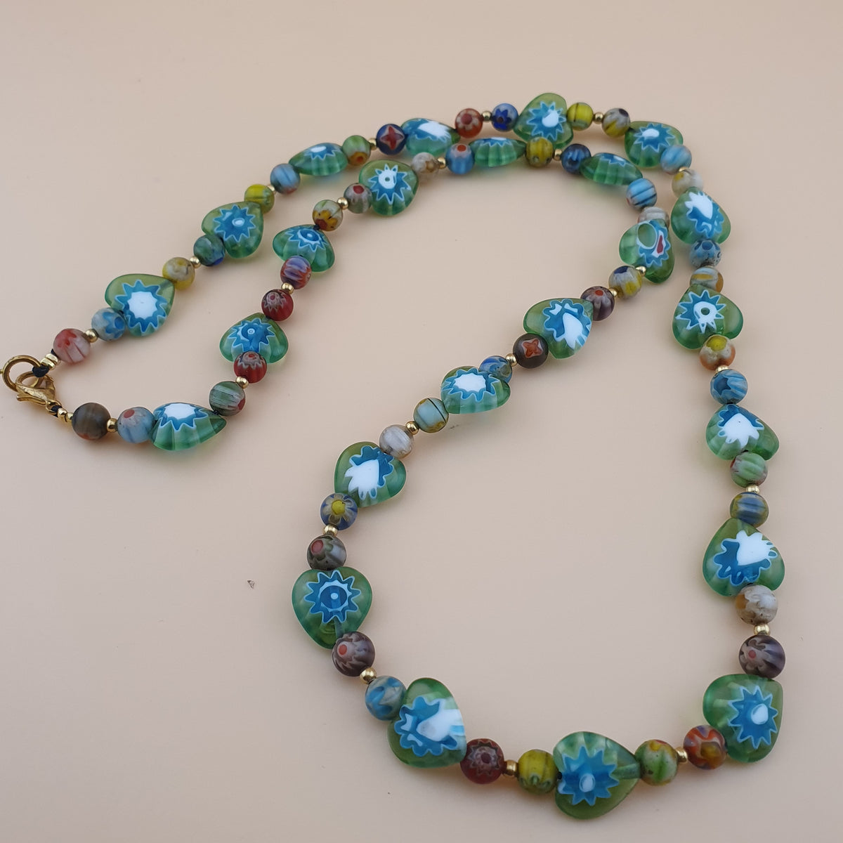 Collier vintage de perles de verre minuscules à motifs floraux vénitiens de 56 cm