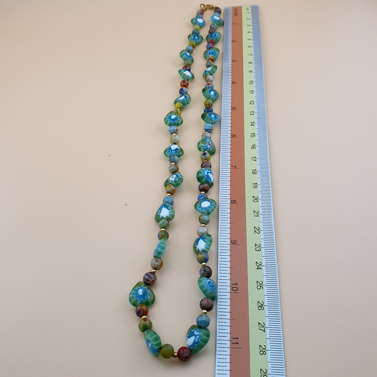 Collier vintage de perles de verre minuscules à motifs floraux vénitiens de 56 cm