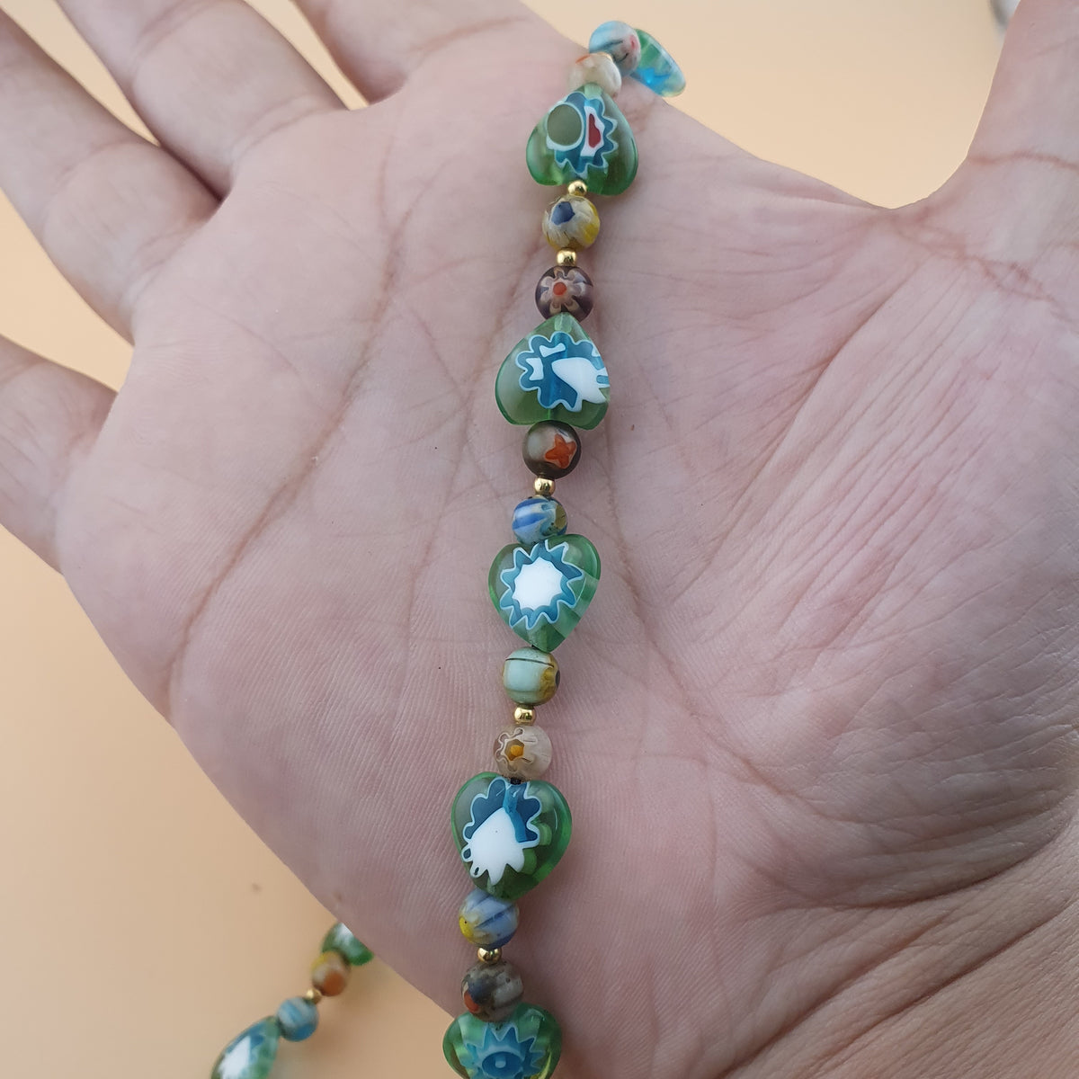 Collier vintage de perles de verre minuscules à motifs floraux vénitiens de 56 cm