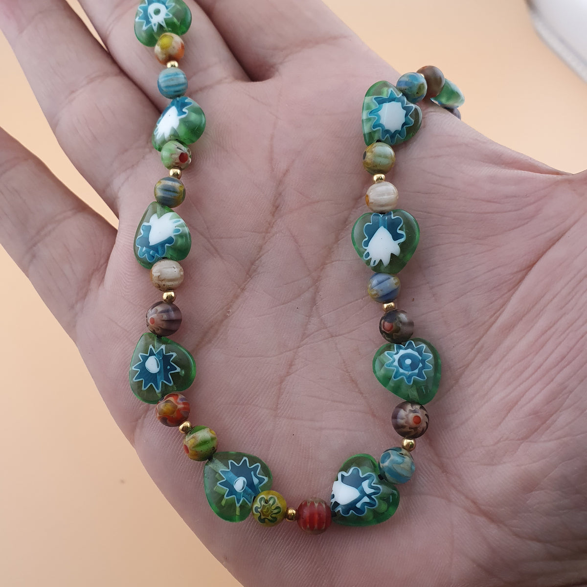 Collier vintage de perles de verre minuscules à motifs floraux vénitiens de 56 cm