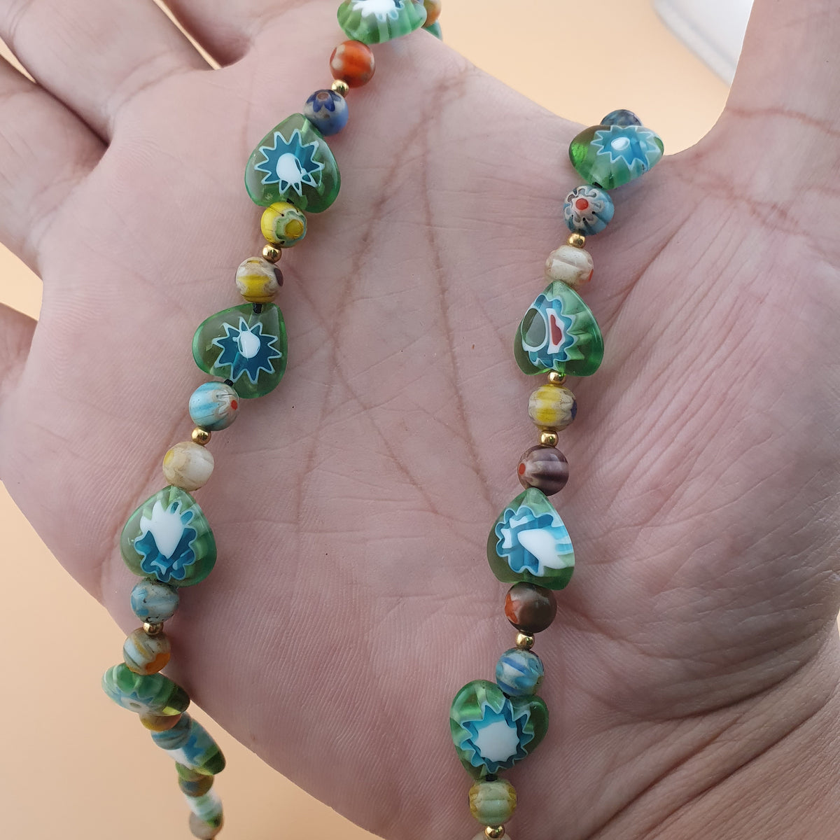 Collier vintage de perles de verre minuscules à motifs floraux vénitiens de 56 cm