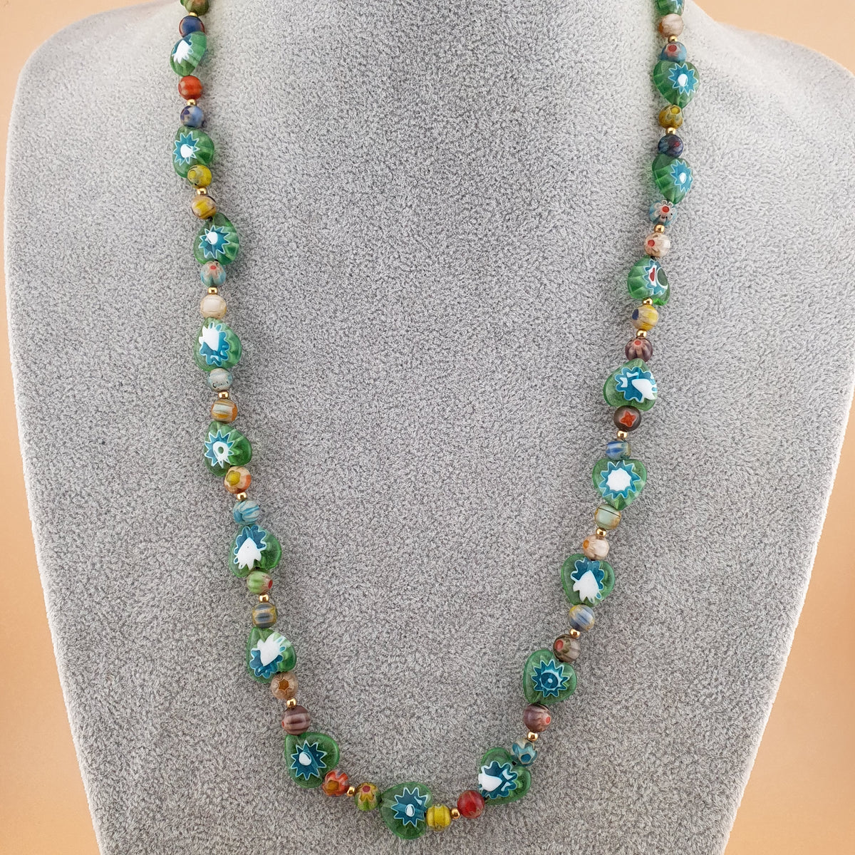 Collier vintage de perles de verre minuscules à motifs floraux vénitiens de 56 cm