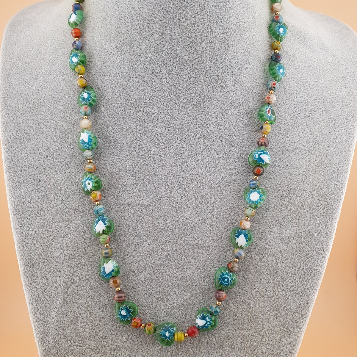 Collier vintage de perles de verre minuscules à motifs floraux vénitiens de 56 cm