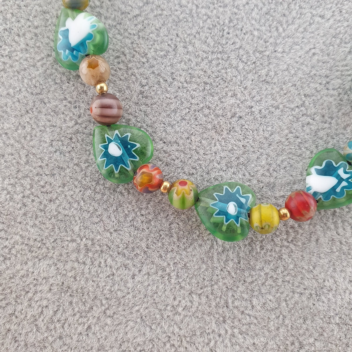 Collier vintage de perles de verre minuscules à motifs floraux vénitiens de 56 cm