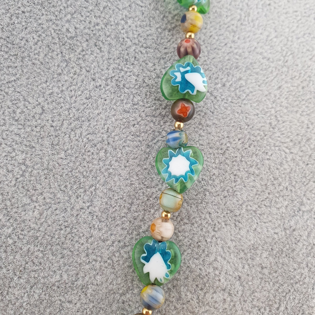 Collier vintage de perles de verre minuscules à motifs floraux vénitiens de 56 cm