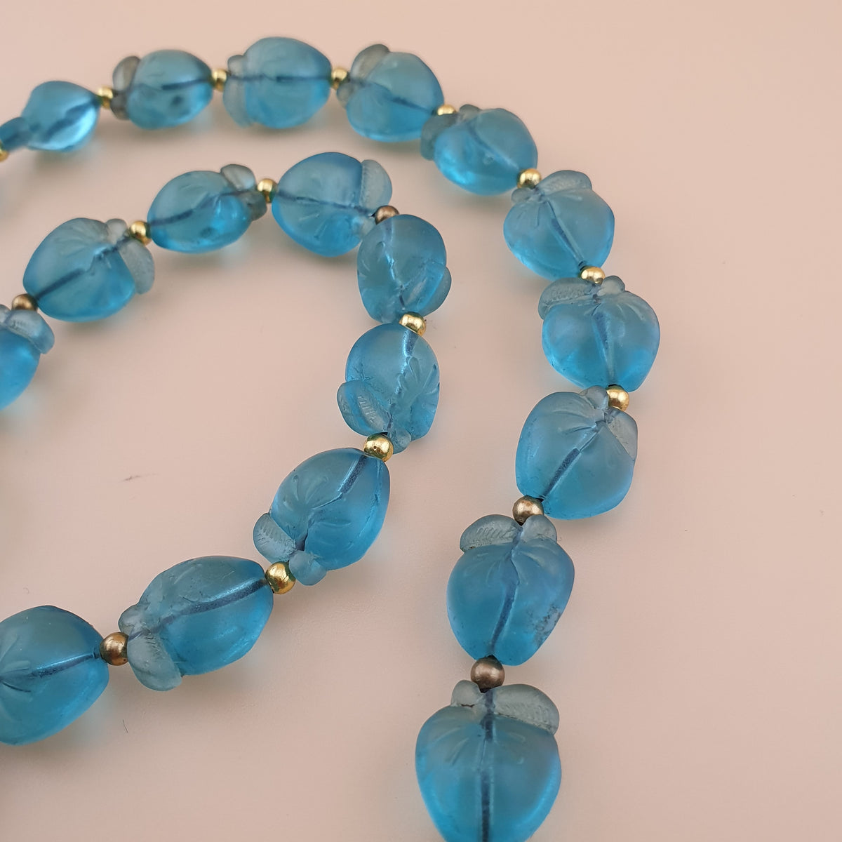 Collier vintage perles de verre style africain forme pomme 22 pouces