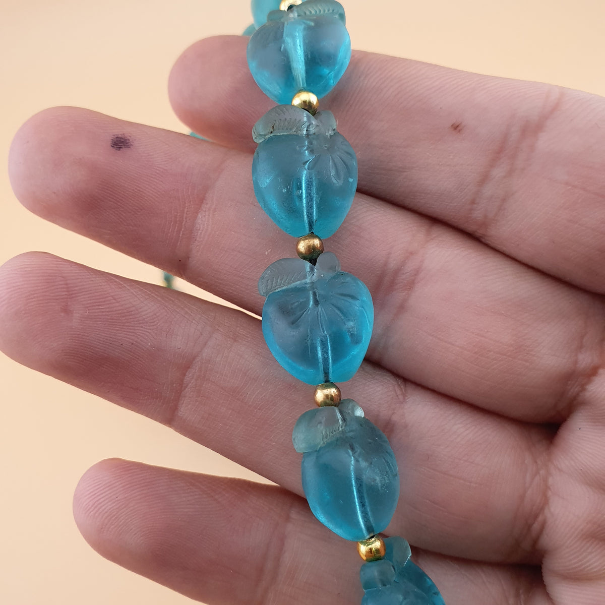 Collier vintage perles de verre style africain forme pomme 22 pouces