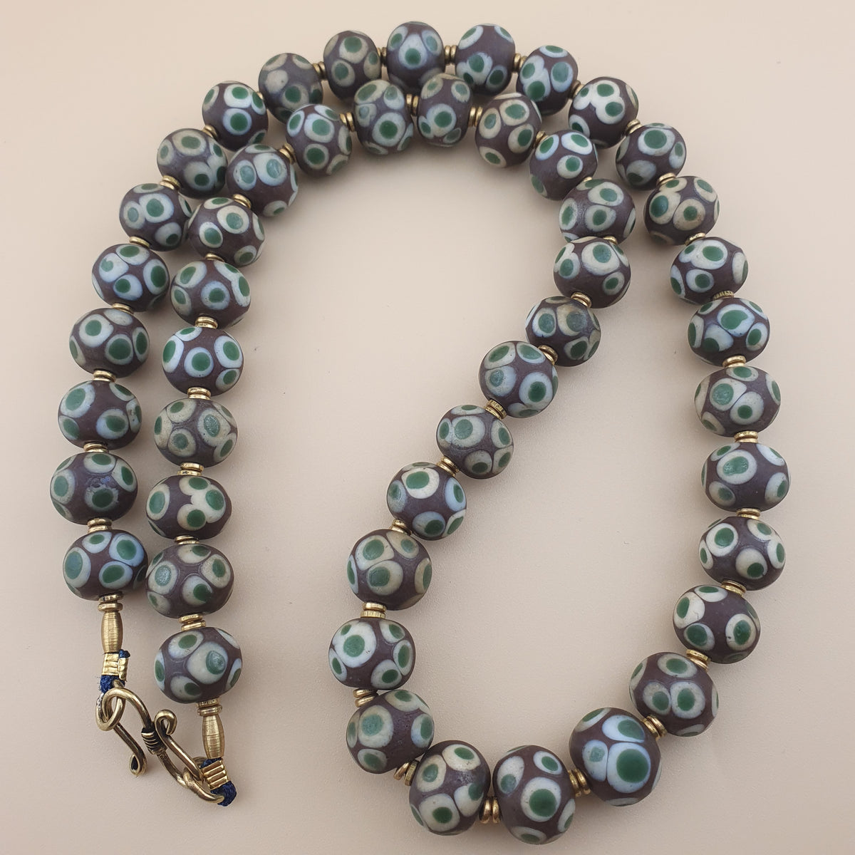Collier de perles de verre style vénitien Mille Yeux vintage de 61 cm