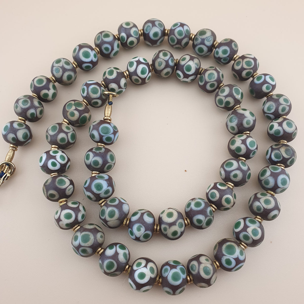 Collier de perles de verre style vénitien Mille Yeux vintage de 61 cm
