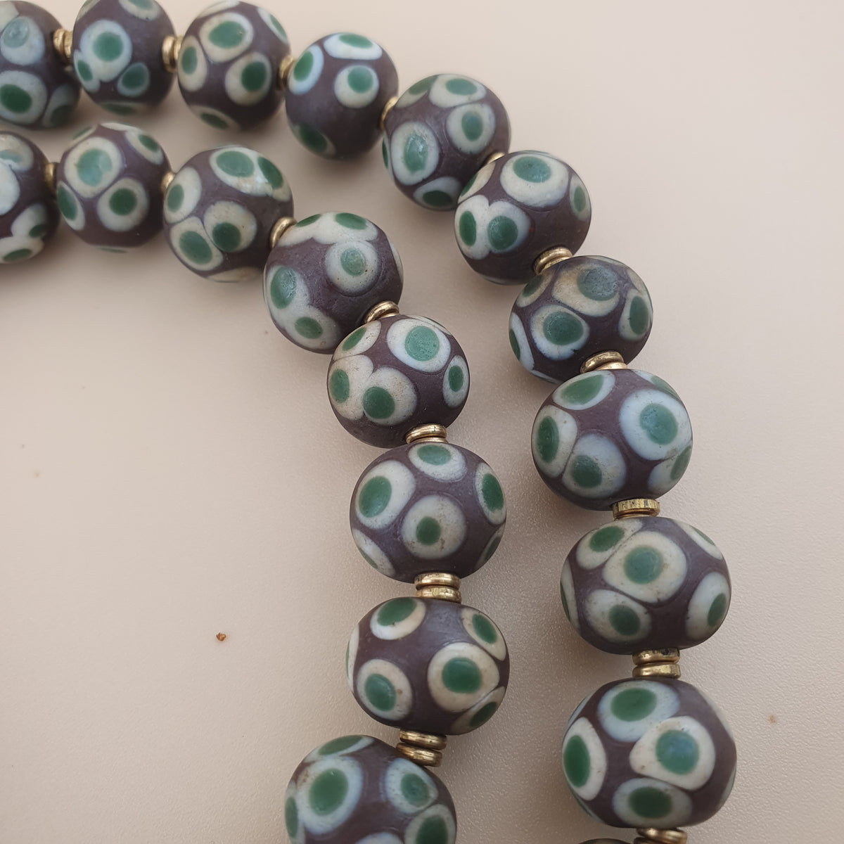 Collier de perles de verre style vénitien Mille Yeux vintage de 61 cm