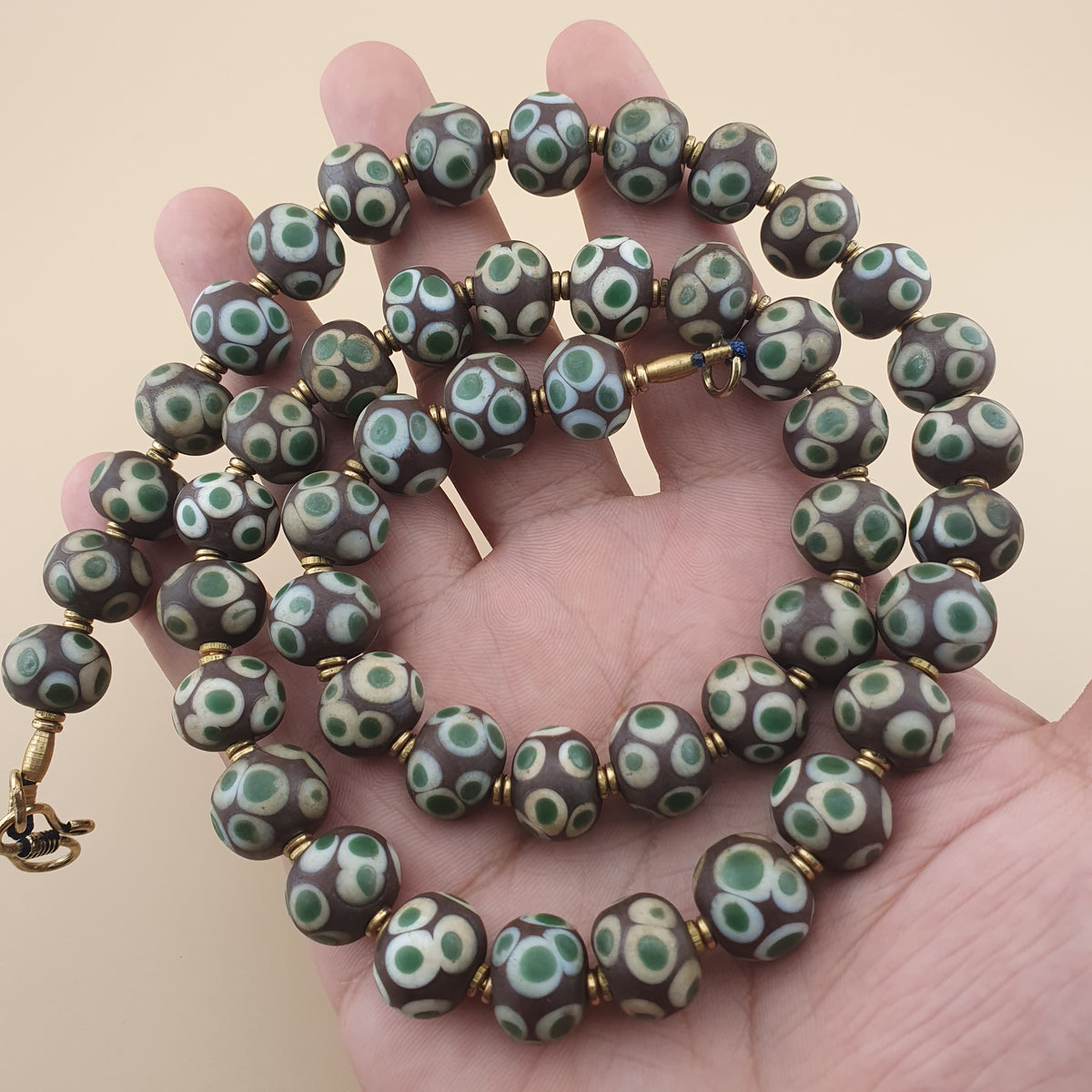 Collier de perles de verre style vénitien Mille Yeux vintage de 61 cm