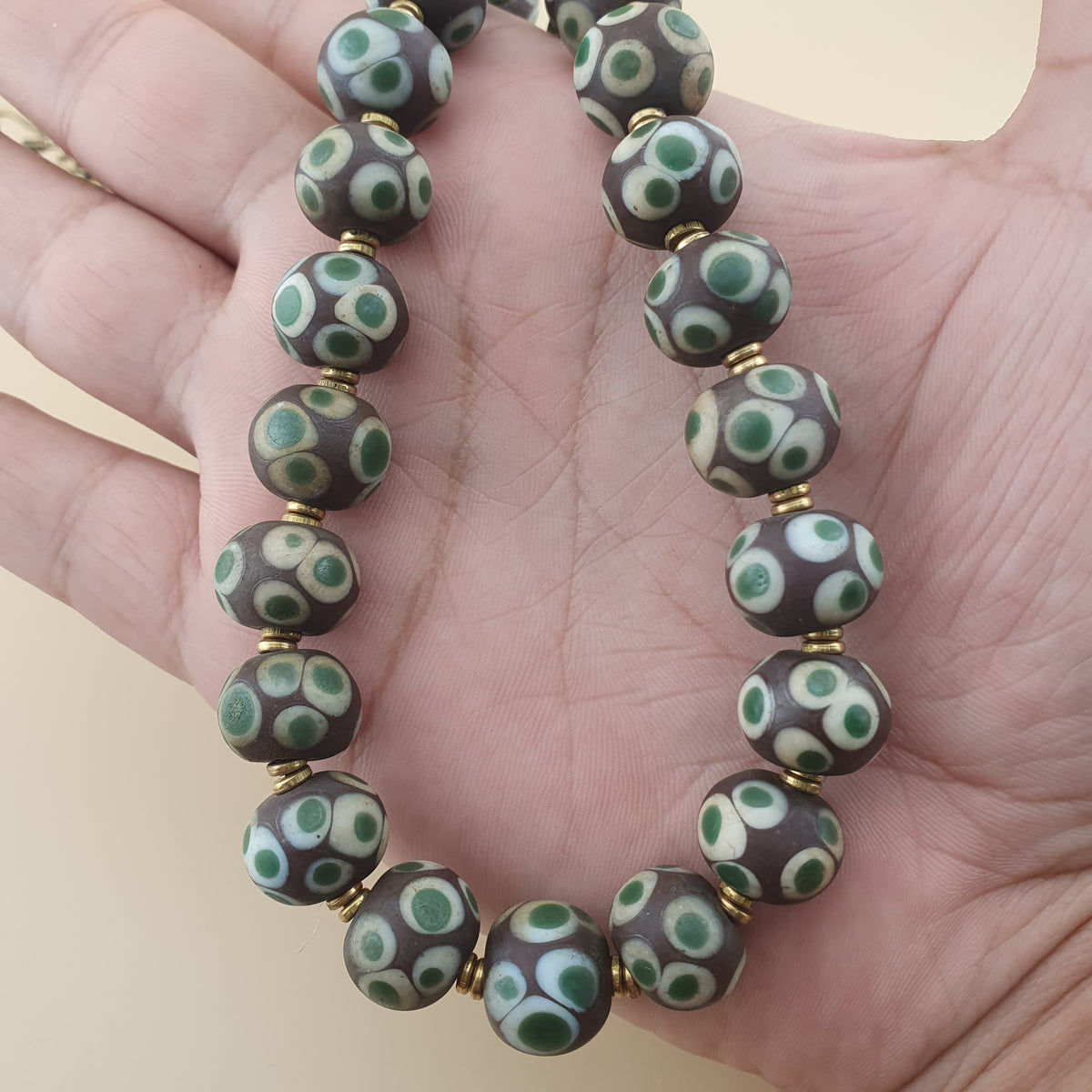 Collier de perles de verre style vénitien Mille Yeux vintage de 61 cm