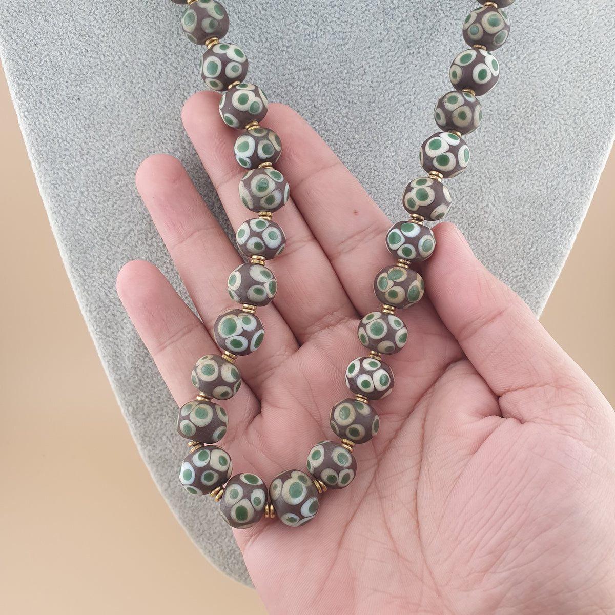 Collier de perles de verre style vénitien Mille Yeux vintage de 61 cm