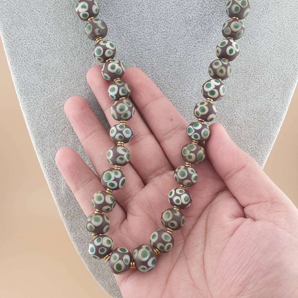 Collier de perles de verre style vénitien Mille Yeux vintage de 61 cm