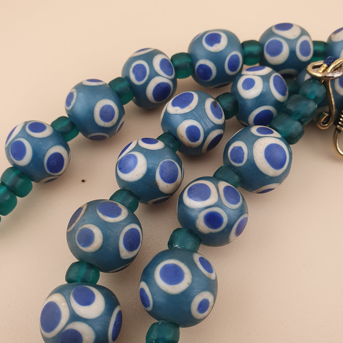 Perles en verre bleu "mille yeux" de style vénitien vintage, 24 pouces