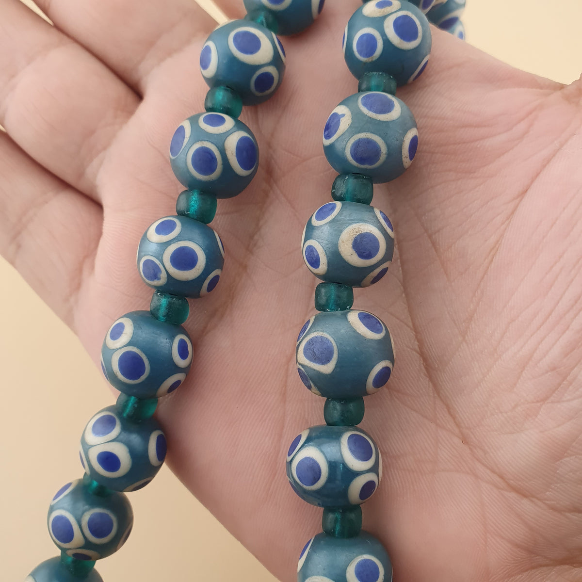 Perles en verre bleu "mille yeux" de style vénitien vintage, 24 pouces