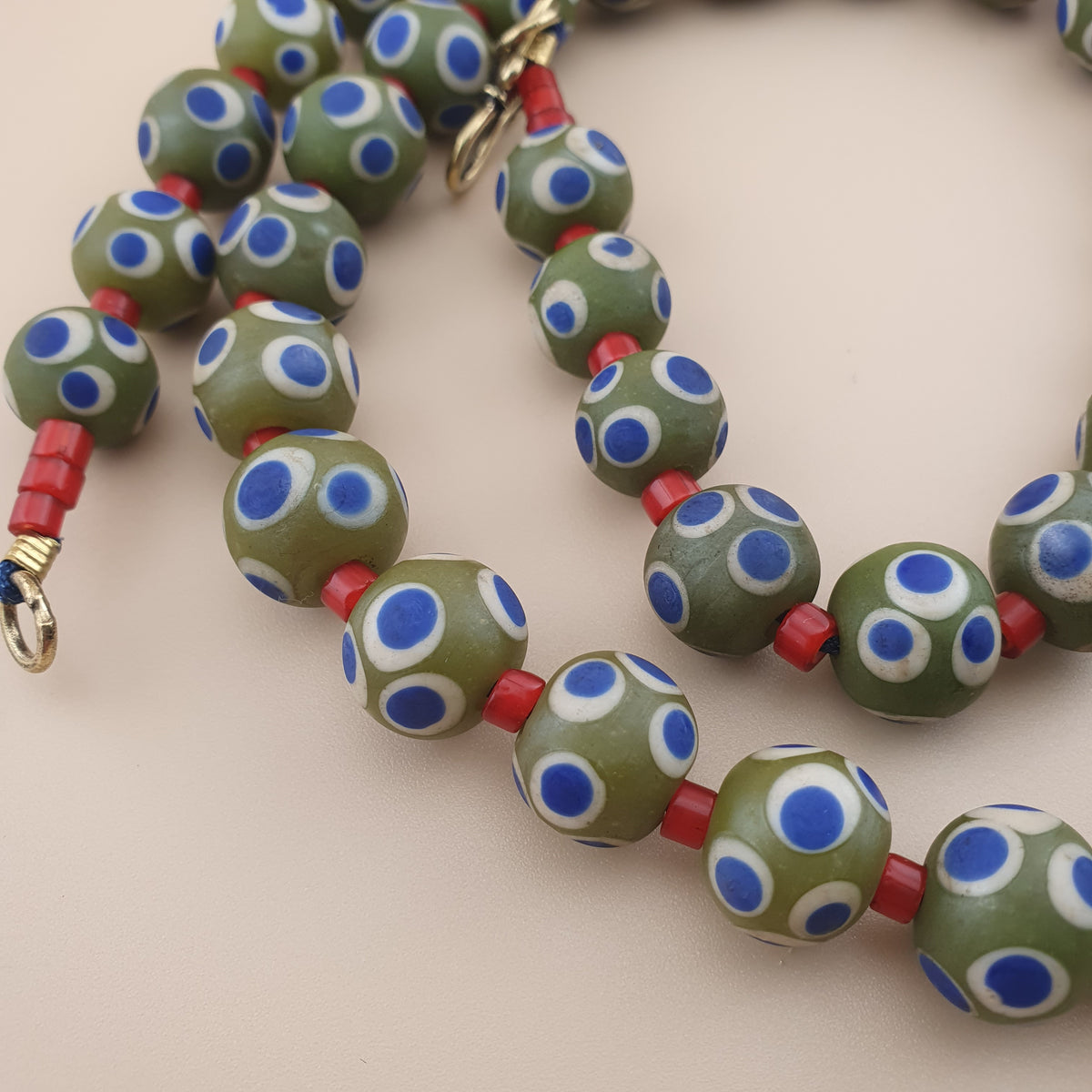 Collier 24 pouces en verre vénitien mille yeux style vintage, vert feuille, yeux bleus
